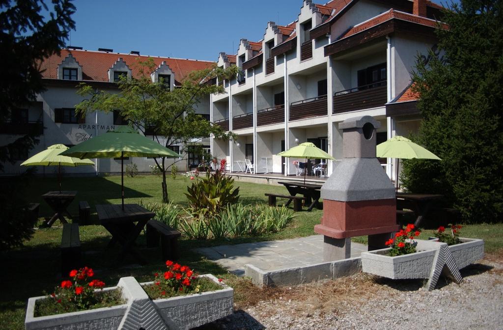 Siesta Club Apartman Harkany Exterior photo