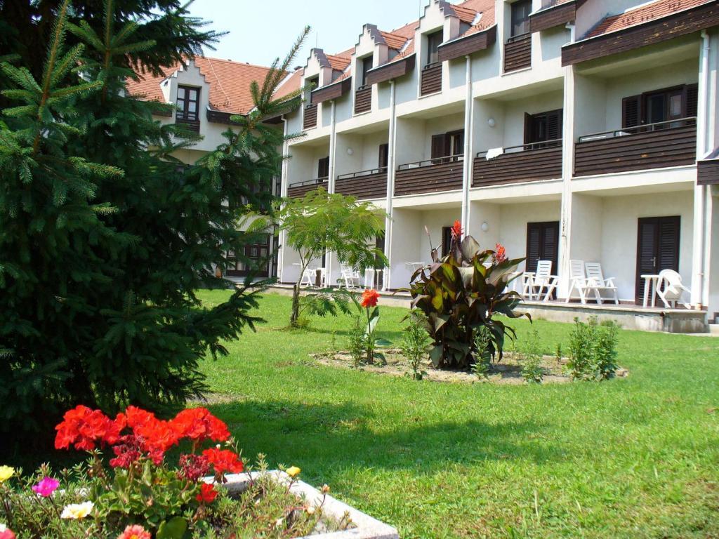 Siesta Club Apartman Harkany Exterior photo