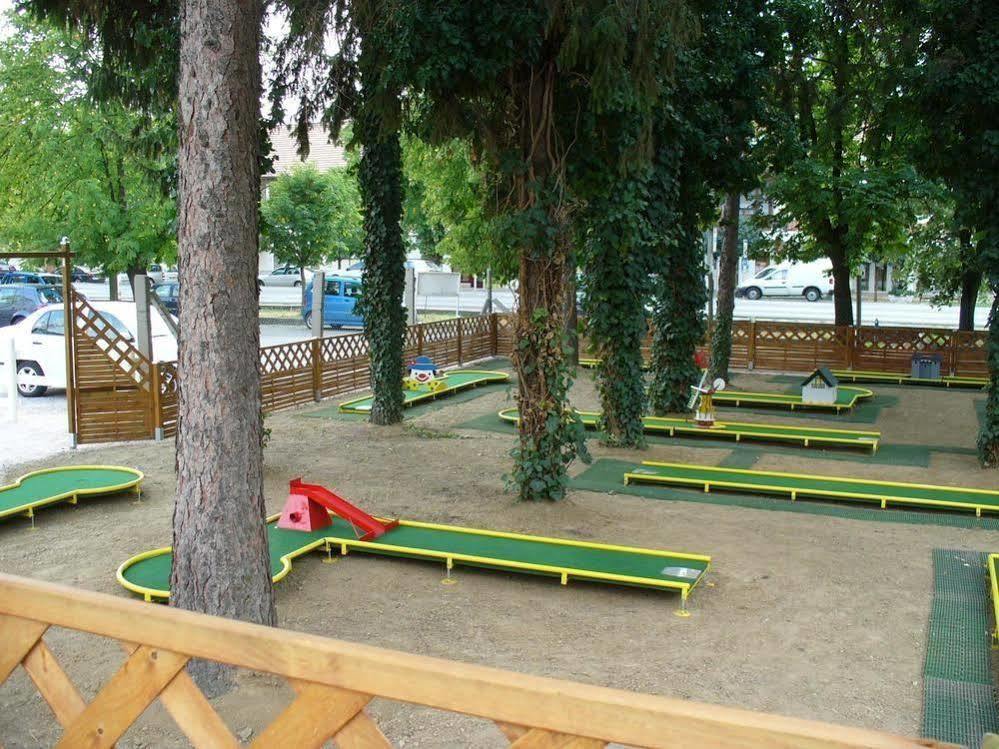 Siesta Club Apartman Harkany Exterior photo