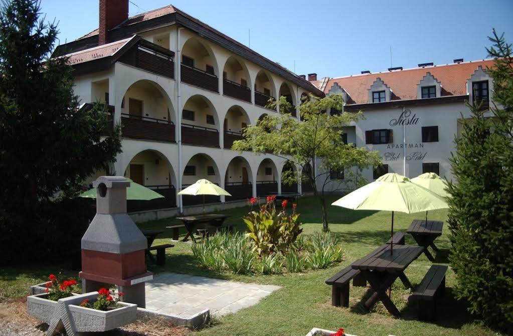 Siesta Club Apartman Harkany Exterior photo
